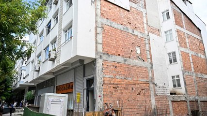İstanbul'da çatlaklar oluşan bina tahliye edildi
