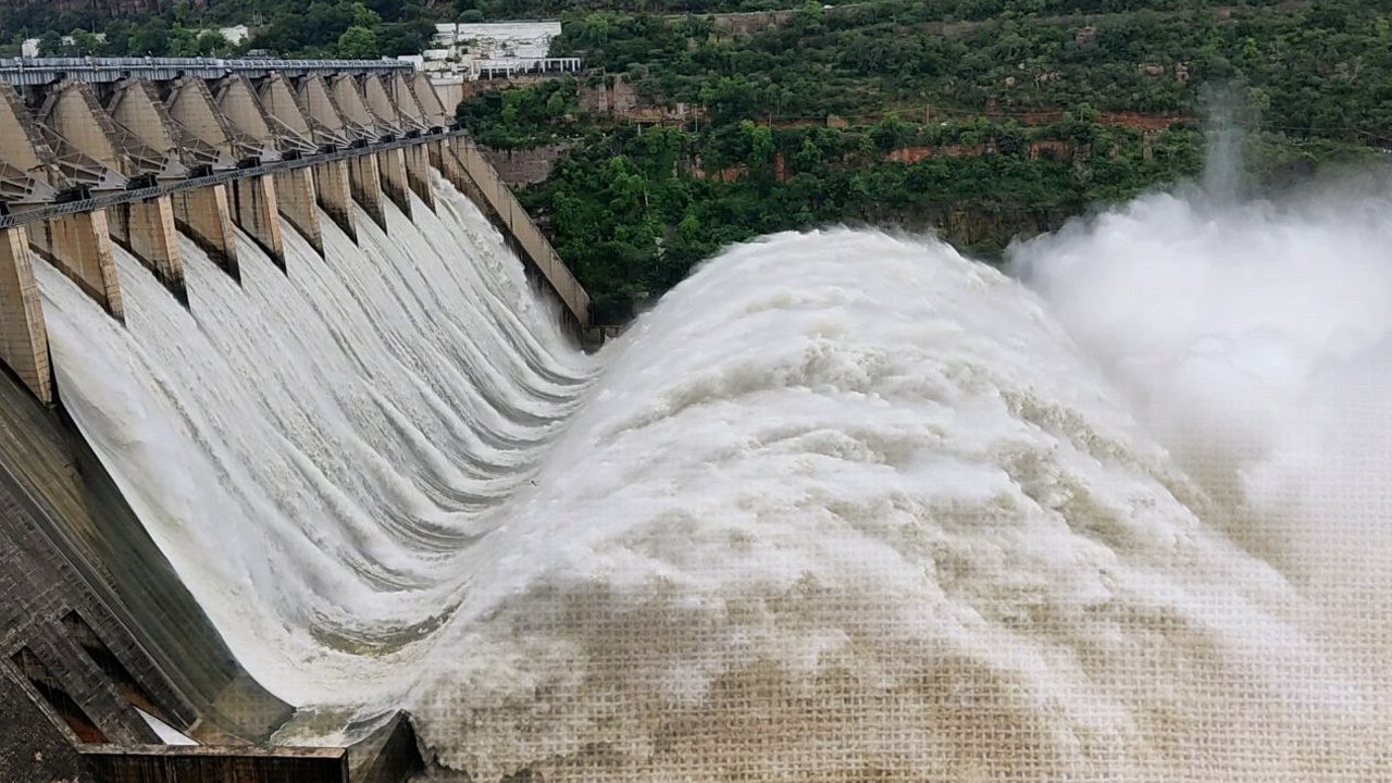 నిండు కుండలా Srisailam Project..  గత ఏడేళ్లలో 2వ సారి 10 గేట్లు ఎత్తివేత | Oneindia Telugu