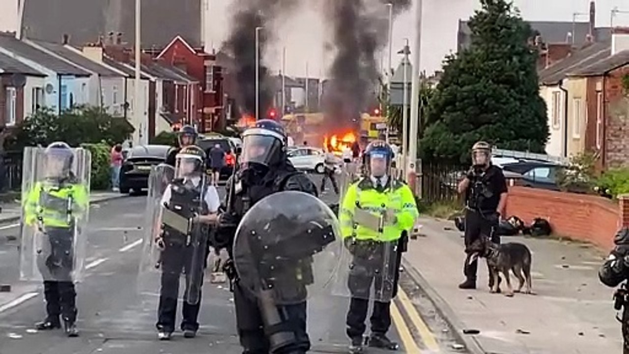 Randale nach tödlichem messerangriff auf kinder in england