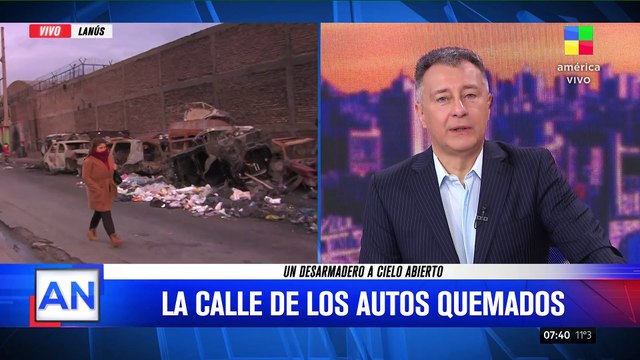 Desarmadero a cielo abierto en Lanús: todos los días aparecen autos en llamas