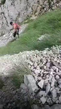 Une rivière de rochers dévale une montagne