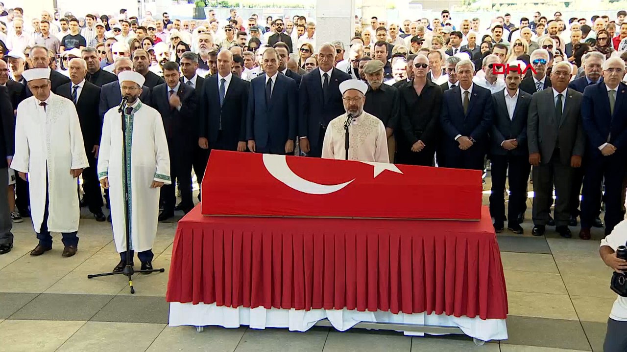 Sanatçı Kenan Işık için, Ahmet Hamdi Akseki camiinde cenaze namazı kılındı