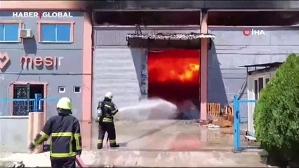 Manisa'da plastik fabrikasında korkutan yangın: Güçlükle kontrol altına alındı
