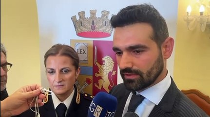 Video herunterladen: Terrore a Siena, minorenni rapinano passanti: scattano gli arresti