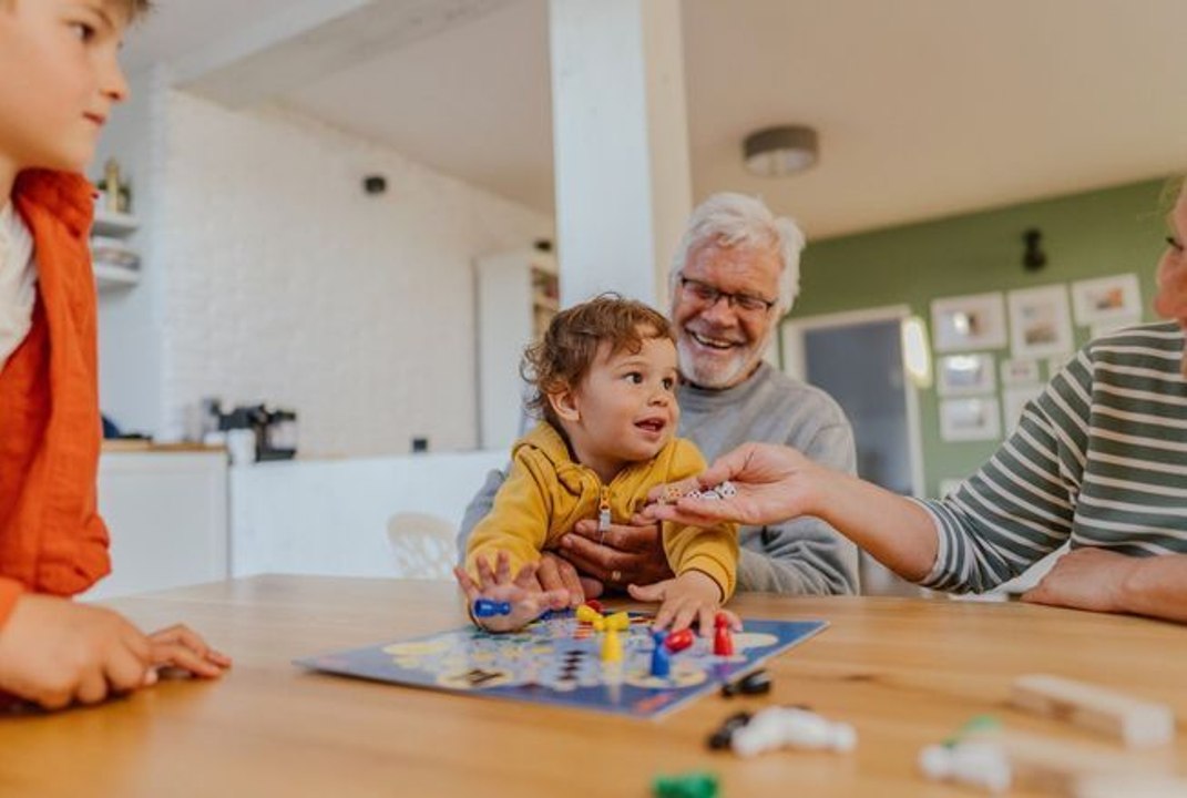 Jeux de société en famille : comment intégrer le plus petit à la partie (même s'il ne comprend pas les règles ?)