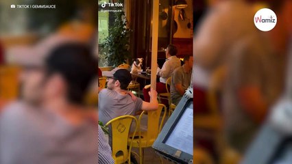 Hombre entra en un restaurante y todos alucinan al ver con quién se ha sentado (Vídeo)