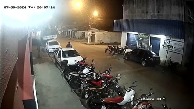 Câmera de segurança flagra trio criminoso roubando carro de motorista por aplicativo, em Maceió