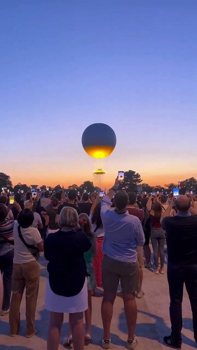 La vasque olympique qui s’envole à Paris. Magique.