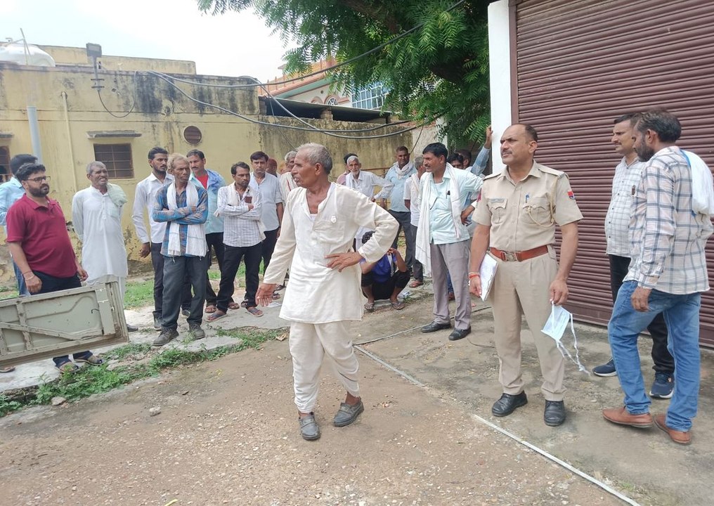 डाबलामेव गांव में विद्युत कार्य करते समय ठेकाकर्मी की करंट से मौत....देखे वीडियो