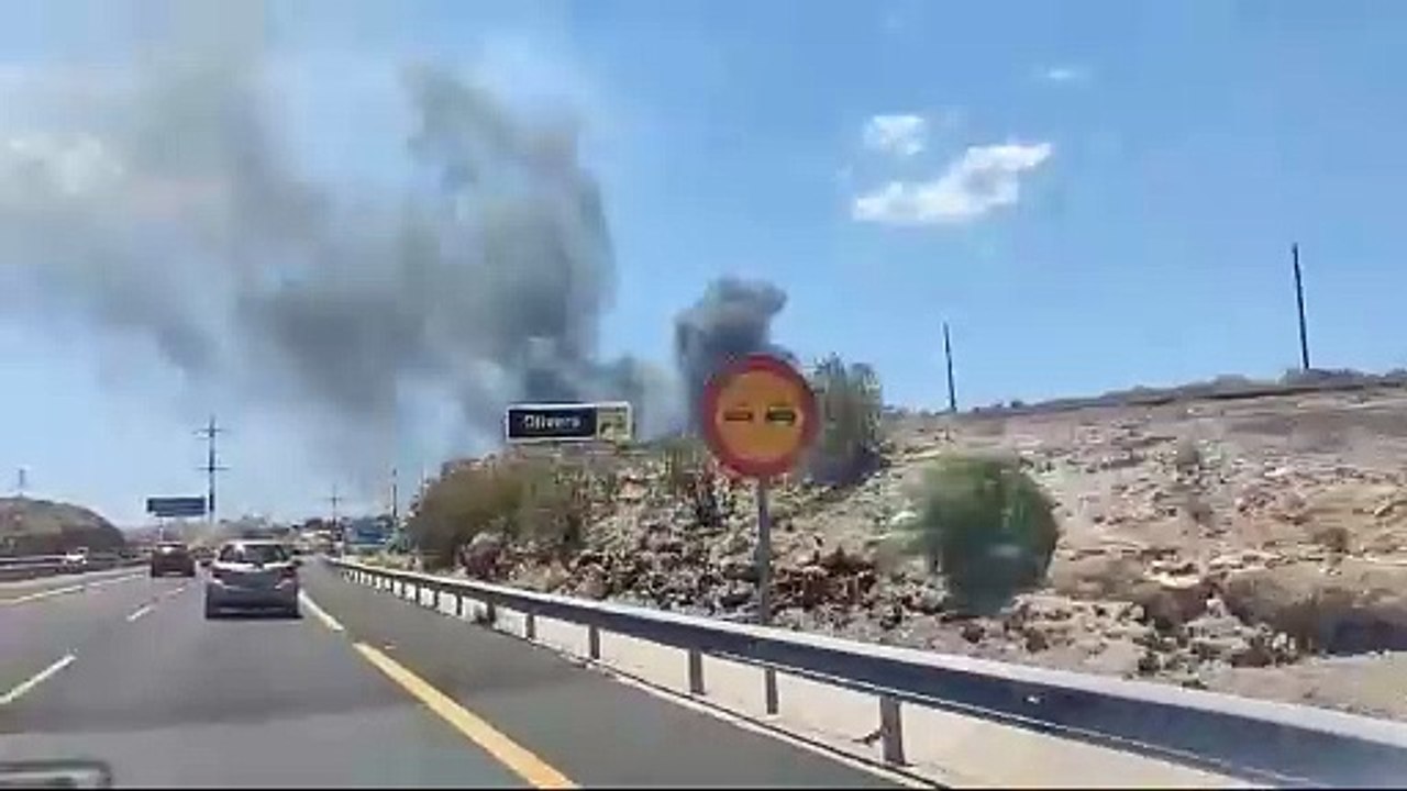 Densa columna de humo del incendio en Las Chafiras visible desde la TF-1