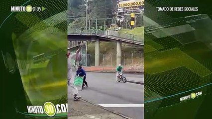 ¡Apoyemos el deporte! el espectáculo del BMX freestyle en un semáforo