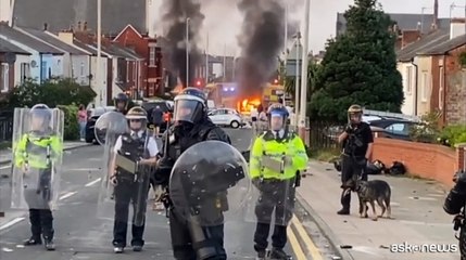 Télécharger la video: Southport, scontri alla veglia delle vittime davanti alla moschea