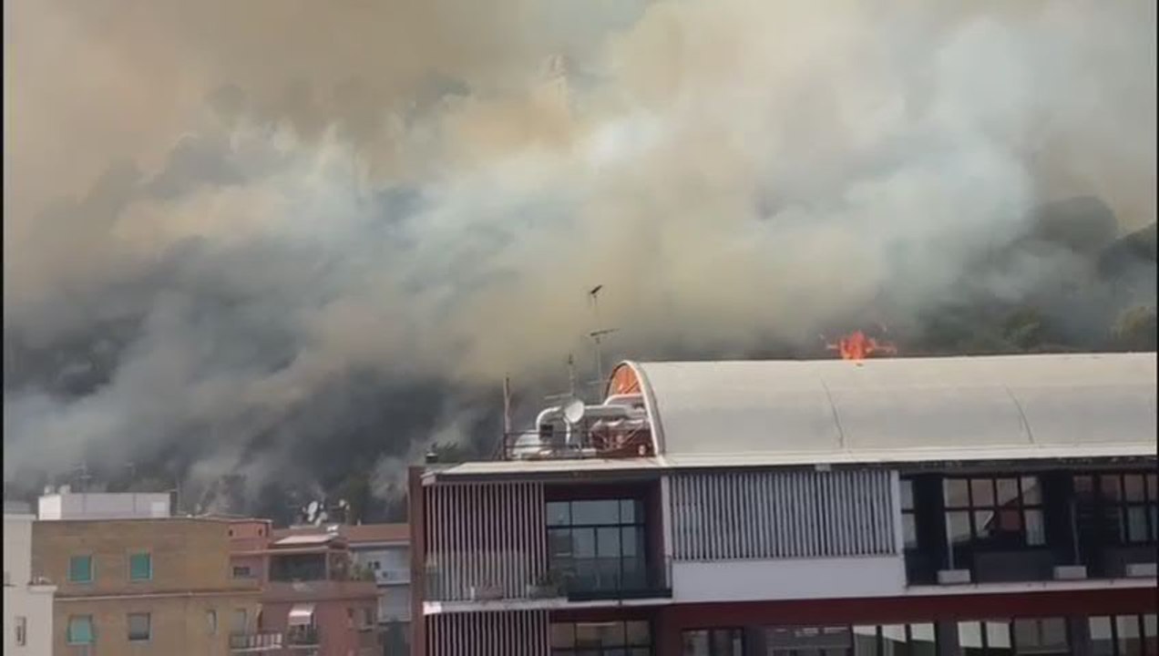 Roma, incendio Monte Mario: il fumo e le fiamme che avanzano - Video
