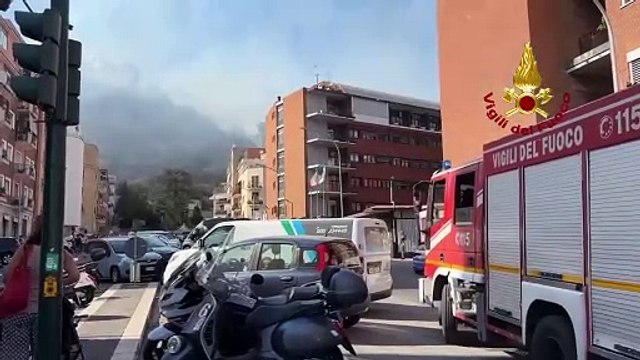 Italie: Le siège du groupe audiovisuel public Rai à Rome et plusieurs immeubles, sous la menace du feu ravageant une colline boisée, ont été évacués cet après-midi - Regardez