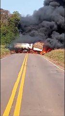 Carretas pegam fogo após colisão frontal na PR-180, entre Goioerê e o trevo de Mariluz