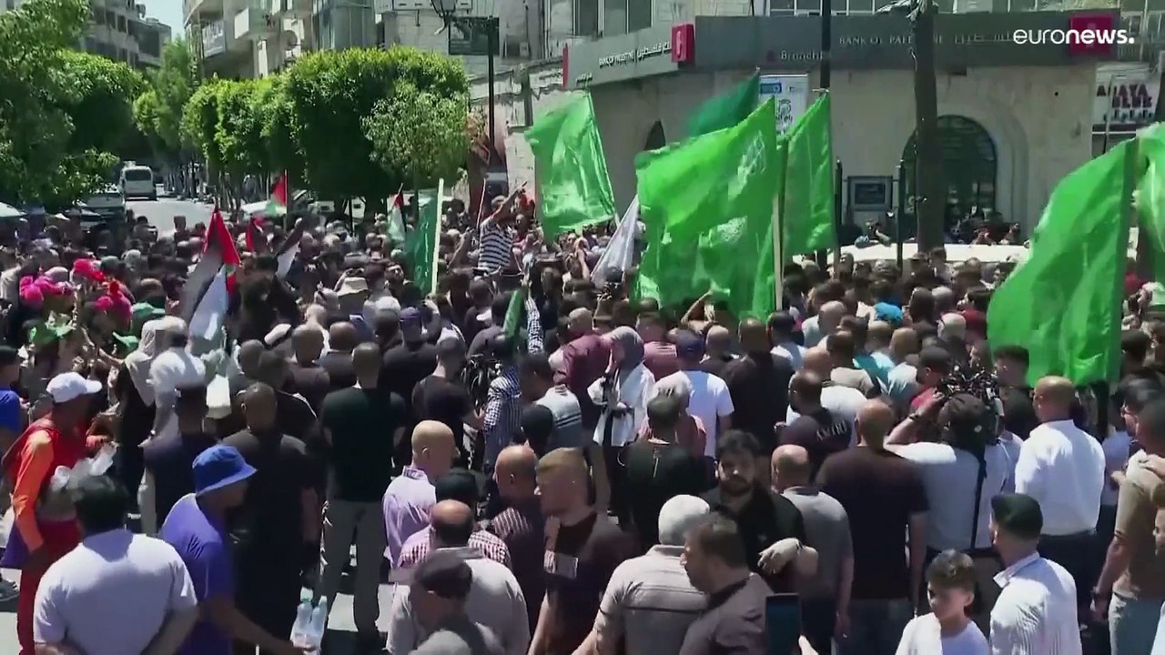 ”الشعب يريد كتائب القسام“.. مئات الفلسطينيّين يتظاهرون في الضفة الغربية تنديداً باغتيال إسماعيل هنية