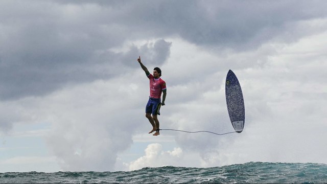 JO Paris 2024 : l e photographe raconte son cliché du surfeur Gabriel Medina