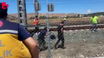 Sivas'ta beton bloğa çarpan lokomotif devrildi: İki makinist yaralandı