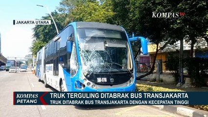 Evakuasi Truk Muatan Gula Terguling Usai Ditabrak Bus Transjakarta di Tanjung Priok