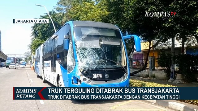 Evakuasi Truk Muatan Gula Terguling Usai Ditabrak Bus Transjakarta di Tanjung Priok