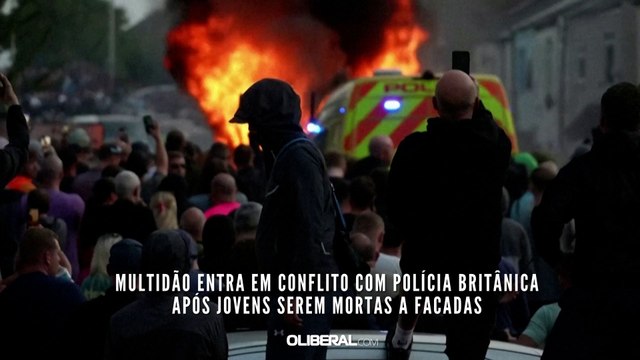 Multidão entra em conflito com polícia britânica após jovens serem mortas a facadas