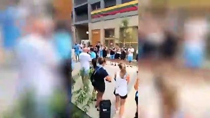 Recibimiento del maligno en la villa olímpica