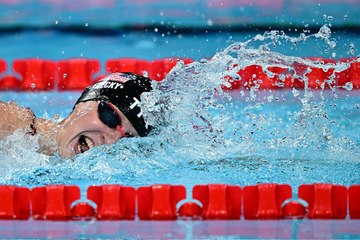 الأميركية كيتي ليدكي تظفر بذهبية 1500 م سباحة حرة