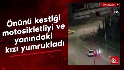 Tải video: Diyarbakır'da önünü kestiği motosikletliyi ve yanındaki genç kızı defalarca yumrukladı