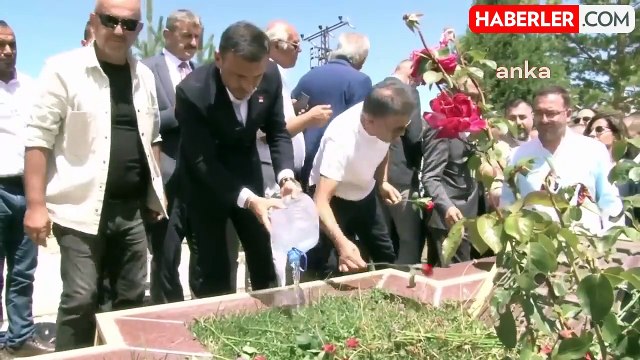 CHP İstanbul İl Başkanı Özgür Çelik, Sivas'ta Madımak Oteli katliamında yaşamını yitiren sanatçı Hasret Gültekin ve Okmeydanı Cemevi'nde polis kurşunuyla öldürülen Uğur Kurt'u andı