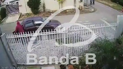Imagens mostram ladrões que estavam furtando TV de casa sendo pegos com a "boca na botija" pela PM em Curitiba