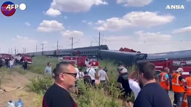 Treno deraglia in Russia: si contano oltre 100 feriti