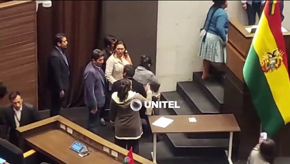 ​Video: Una diputada le dio una bofetada a Huaytari en medio de sesión en la Cámara de Diputados 
