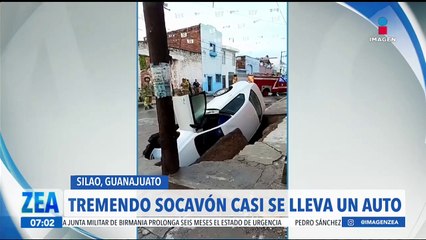 Socavón se "traga" un automóvil en Silao, Guanajuato