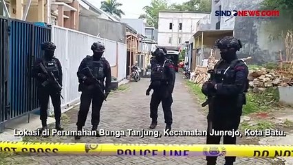 Скачать видео: Diduga Teroris, 3 Orang di Kota Batu Diamankan Tim Densus 88