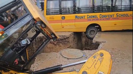 जयपुर : बस को निकालने के लिए आई थी जेसीबी, खुद ही धरती में समा गई.... देखें वीड़ियो