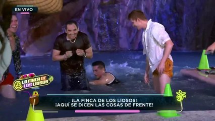 Por primera vez avientan a Chavana a la alberca