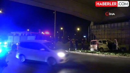 Hafif ticari araç köprülü kavşağın beton ayağına çarptı, motoru paramparça oldu