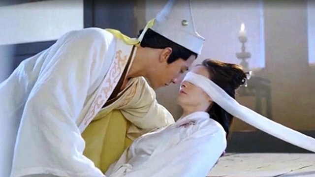 穿越者發現自己成為了尹志平，身前是被蒙住雙眼、動彈不得的小龍女 The Legend of Condor Heroes 神鵰俠侶 Comic Manga AI Anime The time traveler found himself as Yin Zhiping, with the blindfolded and immobile Xiaolongnu in front of him.