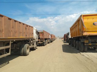 राखड़ के परिवहन में नियम-कायदे नजरअंदाज, खुले वाहनों में हो रहा परिवहन