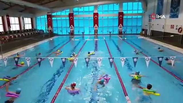 Çocuklar yaz tatilinde hem Kur'an okumayı hem yüzme öğreniyor