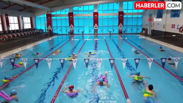 Gümüşhaneli çocuklar yaz tatilinde hem Kur'an okumayı hem yüzme öğreniyor