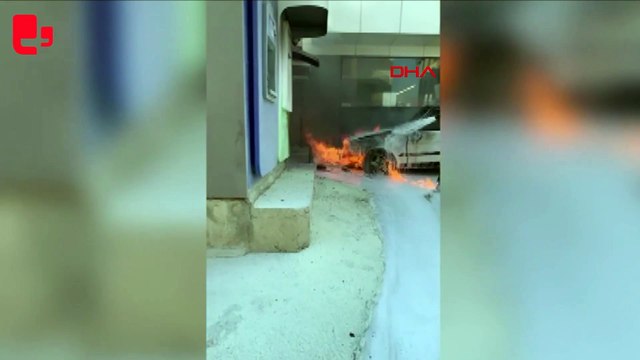 Otomobil benzin istasyonunda alev alev yandı