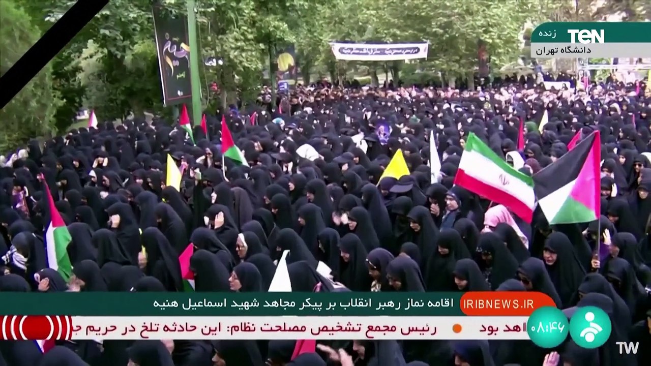 المرشد الإيراني يؤم صلاة الجنازة على جثمان رئيس...