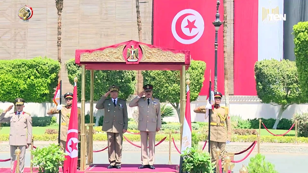 الفريق أحمد خليفة رئيس أركان حرب القوات المسلحة يلتقى رئيس أركان جيش البر بالجمهورية التونسية