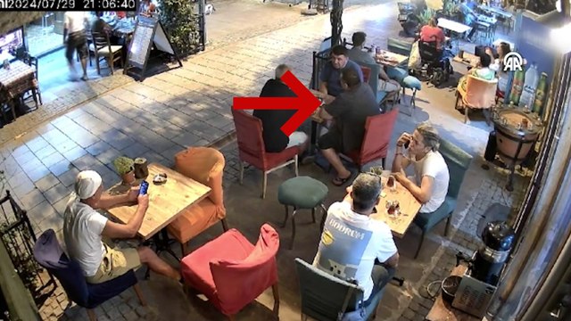 İzmir'de kafede otururken yorgun mermiyle yaralandı