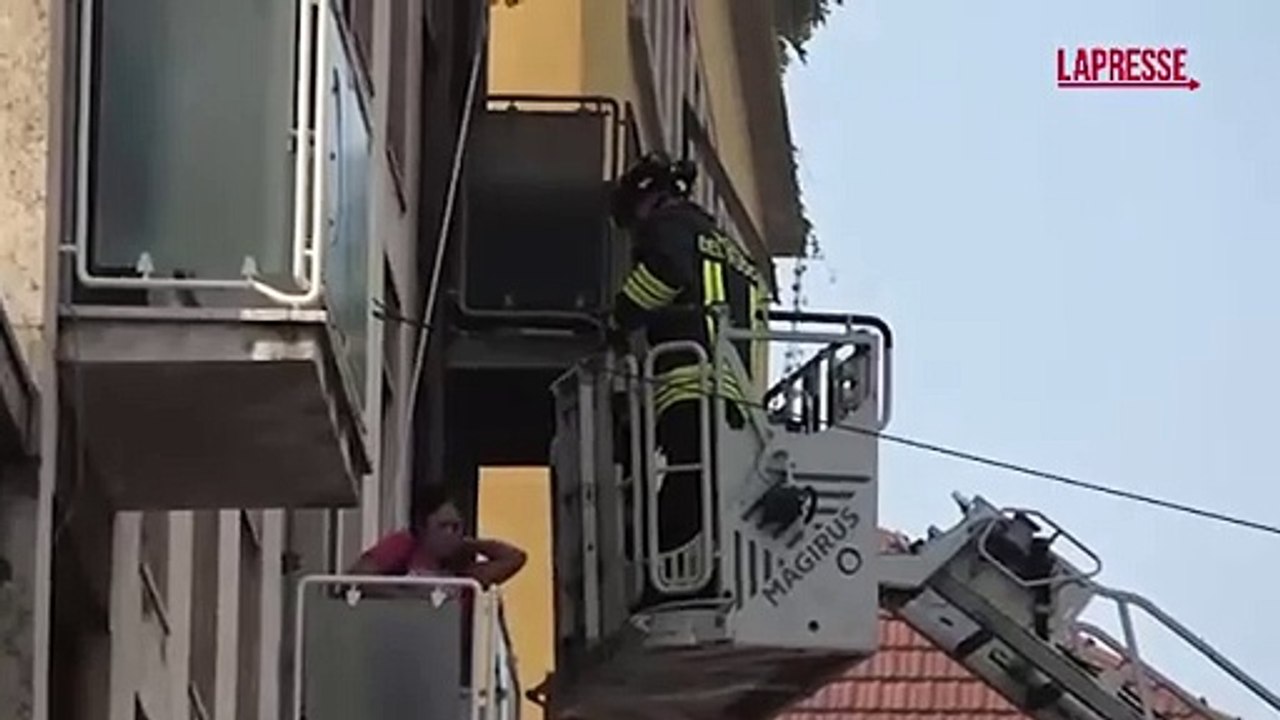 Milano, incendio in Corso Monforte: l'intervento dei vigili del fuoco