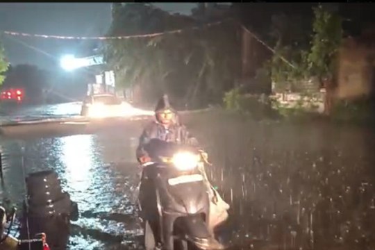 CG Weather Update: राजधानी में हुई जोरदार बारिश, आज भी कई जिलों में जमकर बरसेंगे बादल, देखें VIDEO