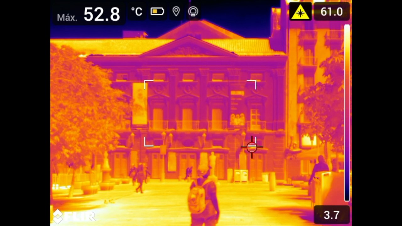 Miembros de Greenpeace toman imágenes de la ciudad de Madrid con una cámara térmica para denunciar las altas temperaturas