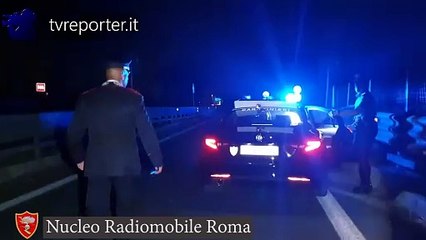 Télécharger la video: NUCLEO RADIOMOBILE  INCENDI A ROMA, LA CRONACA IN DIRETTA A BORDO DELLE AUTORADIO DEI CARABINIERI(8)