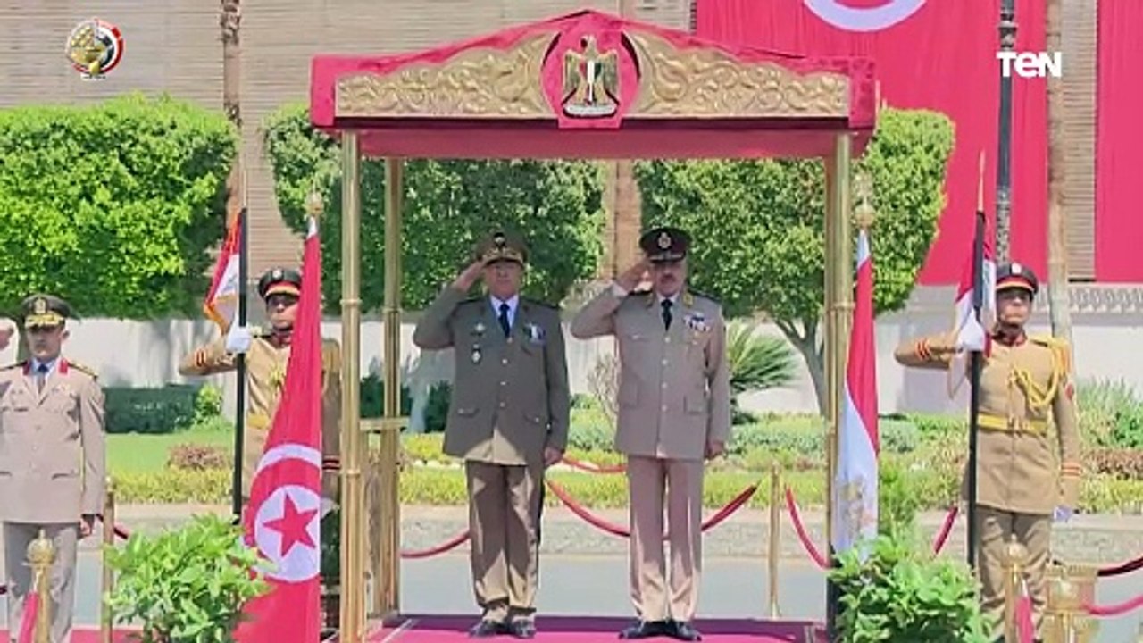 الفريق أحمد خليفة رئيس أركان حرب القوات المسلحة يلتقى رئيس أركان جيش البر بالجمهورية التونسية